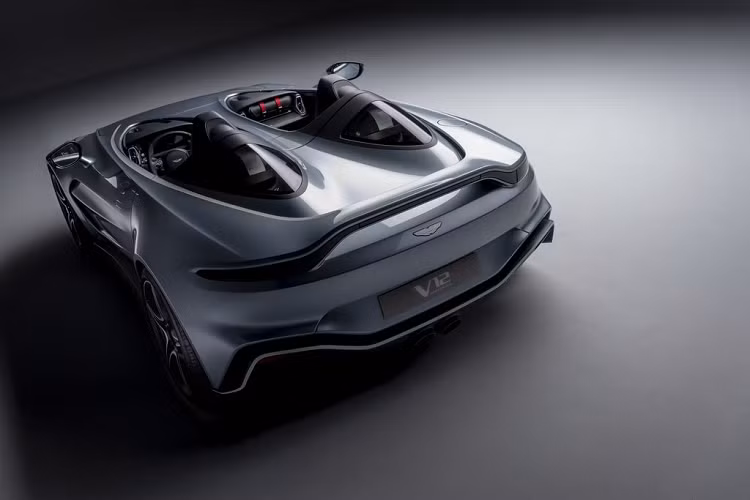 Sức mạnh của siêu xe Aston Martin V12 Speedster đến từ khối động cơ V12, tăng áp kép, dung tích 5,2 lít, được điều chỉnh để tạo ra mức công suất 690 HP và lượng mô-men xoắn cực đại 752 Nm. Sức mạnh này quá đủ để chiếc Aston Martin V12 Speedster thế hệ mới tăng tốc từ 0 lên 100 km/h trong vỏn vẹn 3,5 giây, trước khi đạt tốc độ tối đa (sau giới hạn) là 300 km/h.