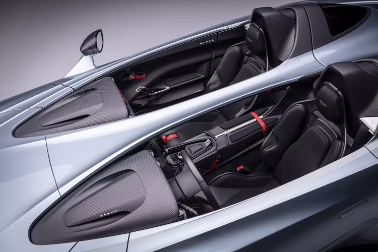 Bước vào bên trong, bạn sẽ cảm nhận rõ chất đường đua từ Speedster từ một buồng lái kết hợp chất liệu sợi carbon với da ghế khâu thủ công, các đường chrome, nhôm và lớp cao su in nổi 3D, tất cả đều rất cao cấp và đặc biệt có thể tháo rời.