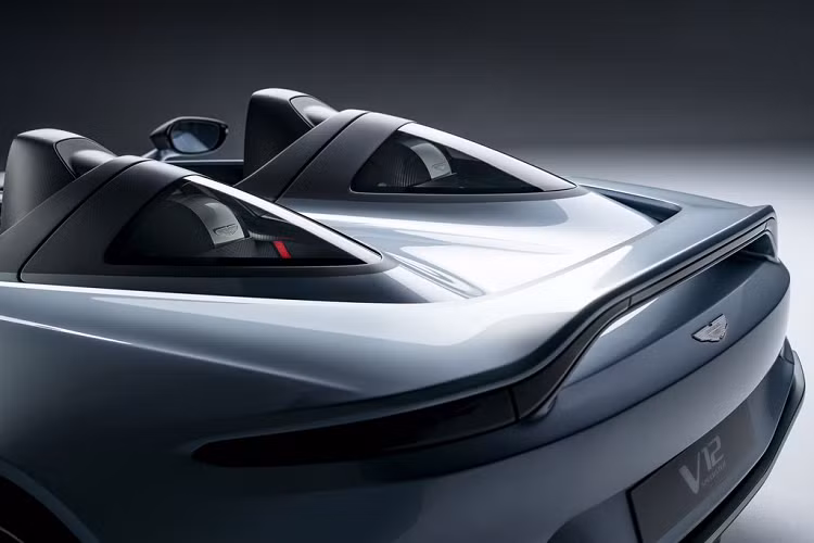 Ngoài ra, Aston Martin V12 Speedster mới được trang bị bộ giảm chấn thích ứng với 3 chế độ lái trong khi bộ mâm xe có đường kính lên tới 21 inch. Các trang bị tiêu chuẩn còn bao gồm cụm phanh bằng gốm carbon.