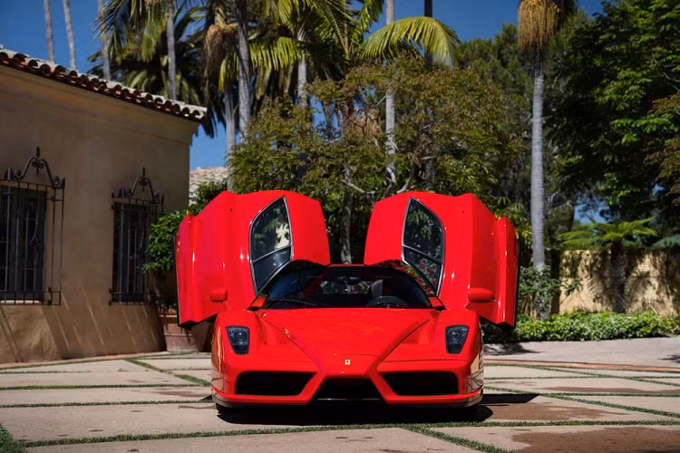 Hiện mức giá thầu trả cao nhất cho chiếc siêu xe Ferrari Enzo này là 1,92 triệu đô la, được biết, xe sản xuất từ năm 2003, cụ thể là vào ngày 25/8/2003, chiếc Ferrari Enzo triệu đô này được đại lý của hãng siêu xe Ý ở San Francisco bàn giao cho chủ nhân và nó vẫn hiện diện trong bộ sưu tập xe của anh ta cho đến năm 2018.