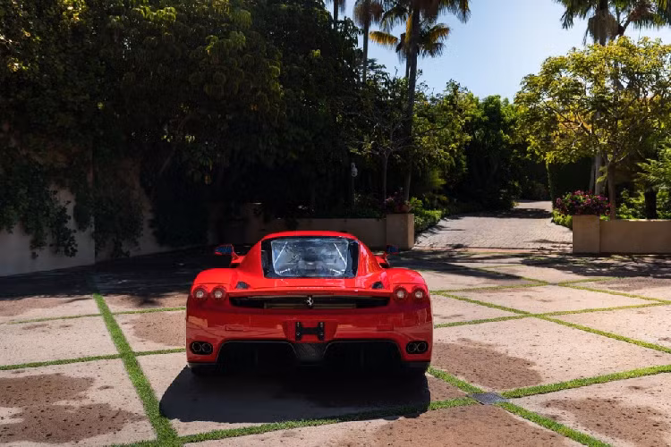 Ngoại thất chiếc siêu xe Ferrari Enzo đang rao bán có ngoại thất sơn màu đỏ trông không khác biệt và nổi bật so với các người bạn khác. Lý do là màu sơn đỏ là đặc trưng của hãng siêu xe Ý.