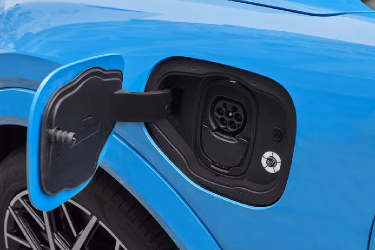 Mustang Mach-E khi tại châu Âu sẽ được trang bị tiêu chuẩn hệ thống treo thích ứng MagneRide, mâm xe cỡ lớn 20 inch, phanh sơn đỏ cùng hai màu ngoại thất Grabber Blue và Cyber Orange. Bên trong, mẫu xe này sẽ được trang bị màn hình cảm ứng kích thước 15,5 inch với độ phân giải HD, ghế Ford Performance và vô-lăng được bọc vật liệu Alcantara.