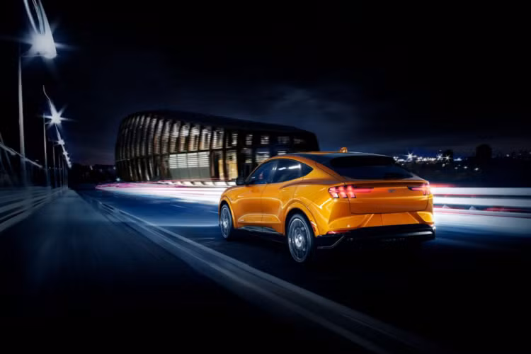 “Một chiếc là xe thương mại, chiếc còn lại là một concept đặc biệt, tuy nhiên Mustang Mach-E GT và Mach-E 1400 vẫn có nhiều điểm chung, và đó là khả năng cung cấp sức mạnh tức thời, tạo ra trải nghiệm lái đặc biệt mà phải trải qua thời gian mới có thể làm quen được,” ông Rowley kết thúc. Mức giá xe Ford Mustang Mach-E GT chạy điện tại châu Âu hiện chưa được công bố chính thức.