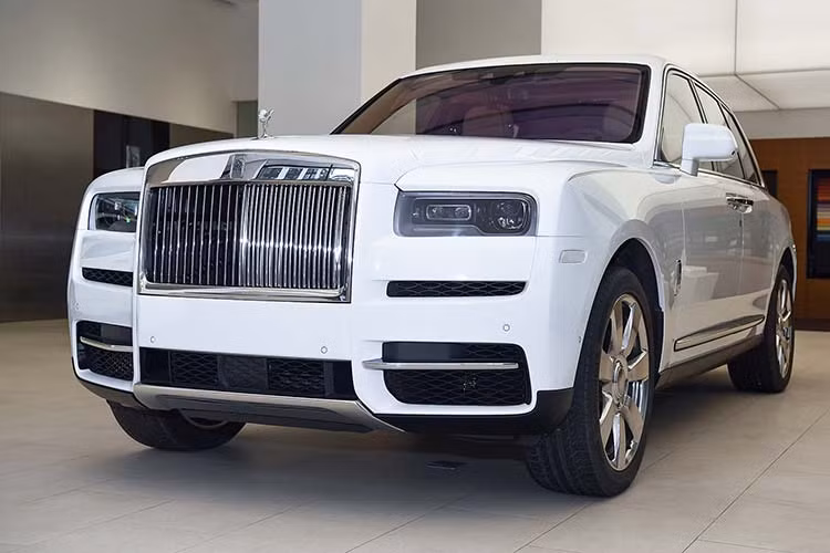 Mặc dù sở hữu thân xác khổng lồ nhưng mẫu SUV này vẫn có khả năng tăng tốc từ 0-100 km/h trong khoảng 5,2 giây trước khi đạt tốc độ tối đa là 250 km/h. Giá xe Rolls-Royce Cullinan nhập khẩu chính hãng đầu tiên hiện đang được giữ bí mật nhưng sẽ rất khó để thấp hơn 40 tỷ đồng. 
