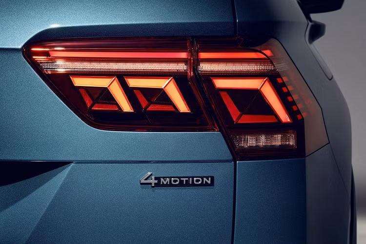 Tại thị trường Mỹ, Tiguan 2021 sử dụng động cơ tăng áp 4 xi-lanh 2.0L cho công suất 184 mã lực và 299 Nm mô-men xoắn. Sức mạnh truyền đến các bánh xe thông qua hộp số tự động 8 cấp. Hệ dẫn động 4 bánh toàn thời gian là trang bị tùy chọn.