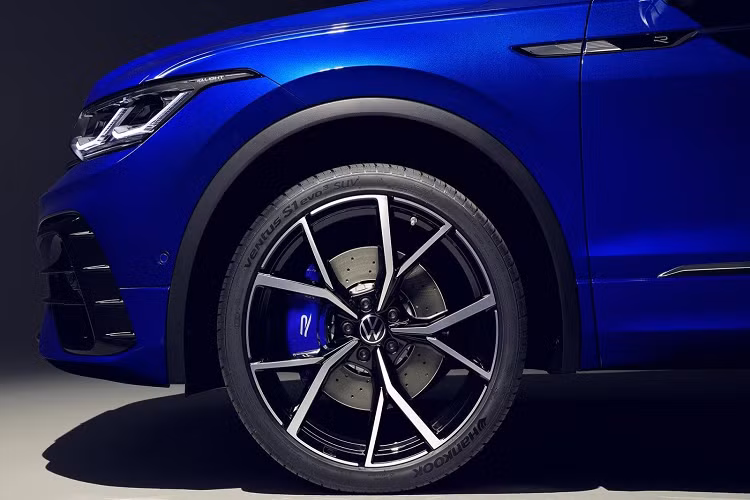 Bước vào bên trong, thay đổi trong khoang nội thất có vẻ rất khiêm tốn. Cụ thể, Volkswagen Tiguan thế hệ mới sở hữu cụm vô-lăng mới đi kèm các nút bấm/ trượt phát sáng. Hơn nữa, các nút điều khiển cảm ứng xuất hiện khắp cabin. Các phiên bản cao cấp hơn sẽ được lắp đặt hệ thống kiểm soát điều hòa công nghệ cao.