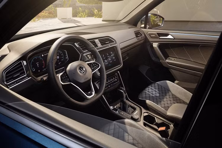 Điểm mới đáng chú ý phía đuôi xe nằm ở cặp đèn hậu và cản sau. Tên xe “Tiguan” đã được đặt ở vị trí trung tâm cửa cốp, ngay bên dưới logo VW cùng sự góp mặt của huy hiệu “4Motion” cách điệu.