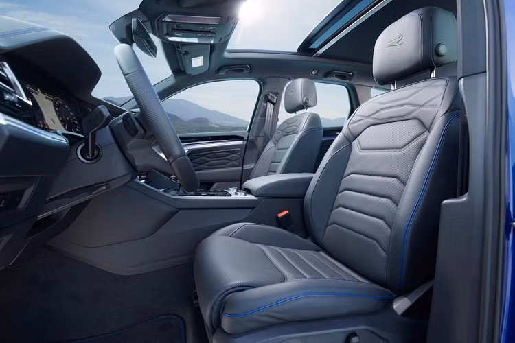 Về mặt thiết kế, mẫu Volkswagen Touareg R động hybrid có điểm đặc biệt là cản sốc cùng màu với thân xe, đi kèm logo chữ R nổi bật. Ốp vòm bánh xe, ốp nẹp dưới cửa ốp hốc hút gió, ốp dưới mặt ca lăng và ốp viền gương chiếu hậu đều có màu đen tương phản với dàn áo của xe. Cụm đèn chiếu sáng màu khói, logo chữ R, bộ lazăng hợp kim Braga kích thước 20 inch và ốp đầu ống xả hình thang là các chi tiết đặc biệt trên xe.