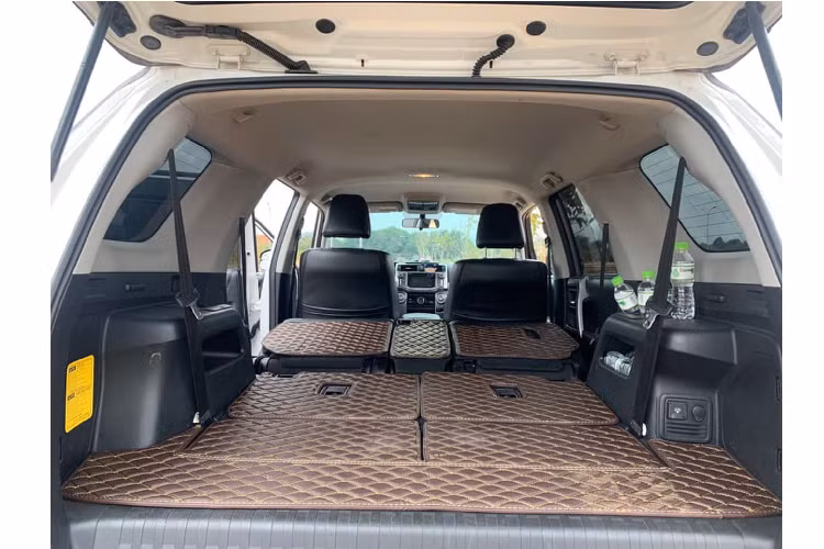Nội thất của 4Runner được bọc da với thiết kế nội thất 7 chỗ ngồi rộng rãi. Ghế lái điều chỉnh điện 8 hướng có hỗ trợ thắt lưng điện, ghế hành khách phía trước điều chỉnh 4 hướng. Vô-lăng 4 chấu đặc trưng của Toyota. Khởi động bằng chìa khoá, hệ thống âm thanh với đầu CD, cổng USB, kết nối iPod và Bluetooth, trang bị hệ thống thông tin giải trí Entune… Nhìn chung, nội thất 4Runner đủ thoải mái cho 7 hàng khách, và đảm bảo an toàn với 8 túi khí tiêu chuẩn và nhiều hệ thống an toàn chủ động.