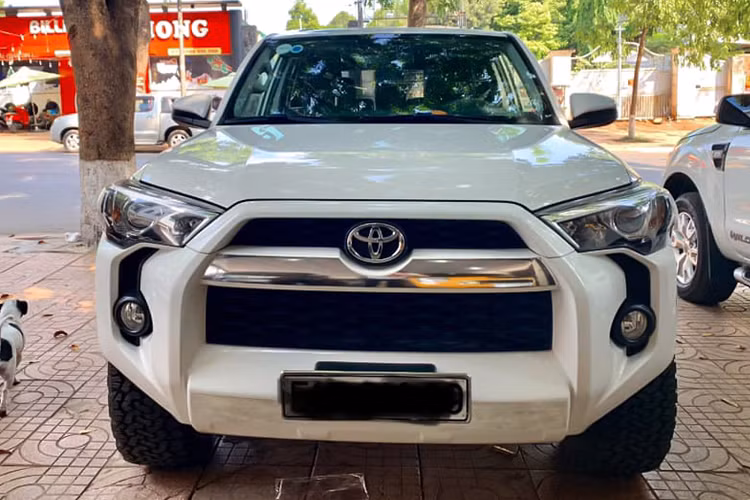 Nếu yêu thích dòng xe này, nhưng không đủ điều kiện để “đập hộp” một chiếc xe mới, thì chiếc Toyota 4Runner phiên bản SR5 (tiêu chuẩn) đời 2014 này là một gợi ý. Theo thông tin rao bán, sau khi được sử dụng khoảng 5 năm, chiếc 4Runner này đã lăn bánh được khoảng 53.000 miles (khoảng 85.000km) và đang được chào bán 1,95 tỷ đồng. Hiện tại, chủ nhân đã độ cho xe khá nhiều đồ chơi và phụ kiện như mâm lốp, bagar, đèn LED, bọc sàn… hoàn toàn có thể trả “zin” bất kỳ lúc nào.