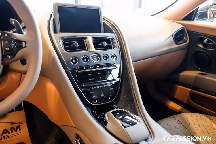 Ngoại hình DB11 thừa hưởng nhiều dấu ấn từ những người anh em nhà Aston Martin trước đây, bao gồm mẫu concept crossover DBX, “siêu phẩm” được sản xuất giới hạn DB10 hay thậm chí là đôi chút đường nét của “hàng thửa” CC100. Cản trước là kiểu thiết kế đặc trưng của Aston Martin, lưới tản nhiệt nan ngang sơn đen bóng, đèn pha sắc sảo với dải LED ban ngày ấn tượng. Phía trên nắp ca-pô là 2 khe tản nhiệt lớn thay vì 4 khe trên phiên bản sử dụng động cơ V12. 