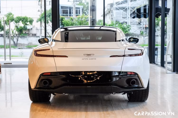 Đuôi xe gây chú ý với cụm đèn hậu sắc sảo giống người anh em Vanquish, hệ thống ống xả trên xe với hai chụp xả tròn sơn đen nhám. Ở vị trí trung tâm là logo của hãng xe Anh Quốc với một khe thoát khí nhỏ phía trên. Vì là một mẫu xe Grand Tourer nên DB11 sở hữu khoang chứa đồ tương đối rộng rãi, thích hợp cho những chuyến đi ngắn ngày của chủ nhân. 