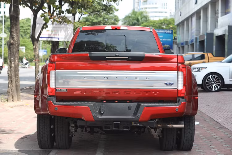 Tại Mỹ, dòng xe Ford F-450 Super Duty bán ra thị trường với nhiều phiên bản khác nhau như: XL, XLT, Lariat, King Ranch, Platinum và cuối cùng là Limited.