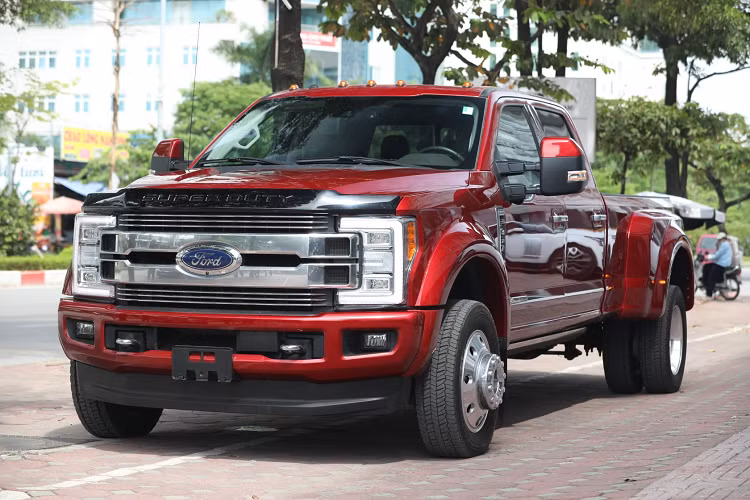 Không giống đàn em Ford F-150 vốn khá thịnh hành tại Việt Nam, bán tải Ford F-450 Super Duty có số lượng đếm trên đầu ngón tay tại Việt Nam, trong số đó phiên bản Limited hiện chỉ có 2 chiếc. Ít người Việt nghĩ đến việc mua xe bán tải này bởi kích thước to lớn đồ sộ của xe với chiều dài cơ sở 4,4 m và chiều dài tổng thể lên đến 6,7 m, đây chính là trở ngại của Ford F-450 Super Duty ngay cả tại quê nhà Bắc Mỹ.