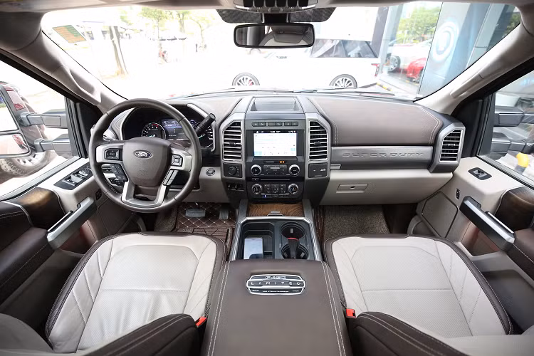 Điều này giúp chiếc bán tải to lớn này có thể tăng tốc từ 0 – 100 km/giờ chỉ trong 8 giây. Ngoài ra, Ford F-450 Super Duty Limited có sức kéo tối đa lên đến 13,6 tấn, tương đương một chiếc máy bay phản lực F-35.