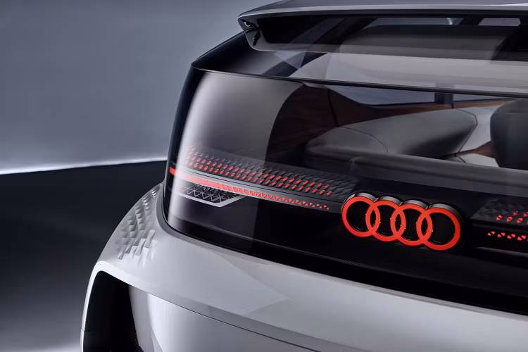 Trong khi đó, nội thất bên trong được các nhà thiết kế của Audi vẽ lên với phong cách cởi mở và giống như một khoang tiệc thu nhỏ. Kiểu thiết kế này được cho là sẽ giúp người ngồi bên trong cảm thấy thoải mái hơn, nhất là khi chiếc xe sở hữu cho mình chế độ tự lái.