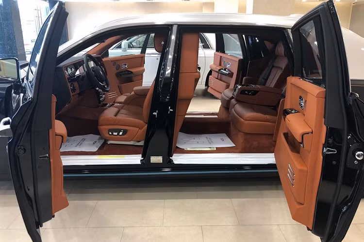 Việc rao bán một chiếc xe siêu sang Rolls-Royce Phantom VIII với tuỳ chọn vách ngăn riêng tư giữa khoang tài xế và hành khách là rất lạ, ngay đến cả các thị trường chuộng xe siêu sang trong khu vực Đông Nam Á như Singapore hay Thái Lan cũng rất hiếm bắt gặp.
