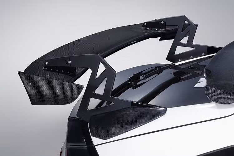 Chưa hết, phiên bản Honda Civic Type R mới này còn được gắn thêm cánh lướt gió từ chất liệu carbon với thiết kế “cổ thiên nga”. Không chỉ mang lại hiệu ứng thẩm mỹ, kiểu thiết kế này còn ghi điểm nhờ tính khí động học, giúp nâng cao khả năng vận hành của chiếc hatchback thể thao. Cuối cùng, sẽ là thiếu sót nếu không nhắc tới bộ mâm hợp kim 5 chấu SW388 với kích thước 18-inch của phiên bản Civic này.