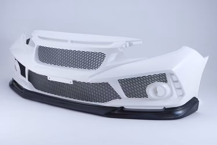 Đầu tiên bản độ Honda Civic, bộ cản trước đã được làm từ sợi thủy tinh, giữ lại những đường nét tiêu chuẩn trong khi tấm lưới tản nhiệt được Spoon sửa đổi với kích thước lớn hơn. Một trong những thay đổi đắt giá trên phiên bản này đến từ việc các khe giả hút gió nguyên bản giờ đây đã được thay thế bằng thiết kế dạng lưới, giúp nâng cao hiệu suất làm mát cho động cơ, theo như Spoon công bố.