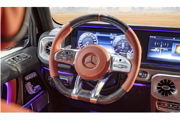 Nội thất của xe cũng được thiết kế lại, bọc da Berry Red bespoke, Alcantara anthracite và viền trang trí bằng sợi carbon.