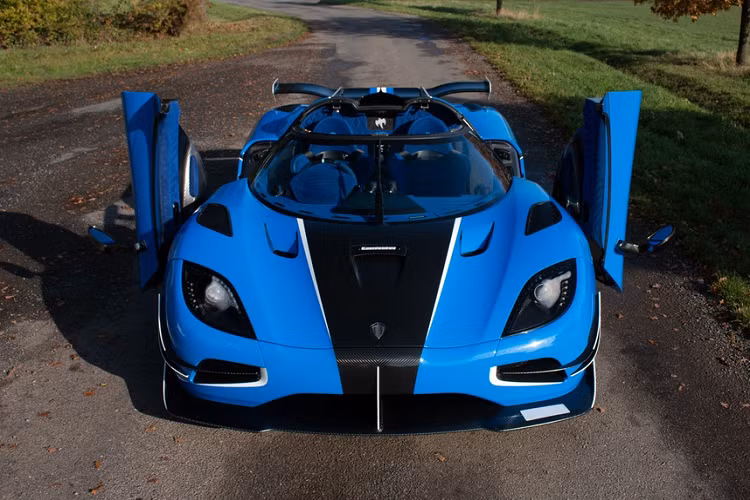 Ra mắt vào năm 2015, siêu xe Koenigsegg Agera RS được hãng xe Thụy Điển sản xuất giới hạn chỉ 25 chiếc trên toàn thế giới. Trong đó, chiếc cuối cùng xuất xưởng vào năm 2018 mang tên Agera RSN. Hiện chiếc hypercar này đang được SuperVettura, đại lý phân phối chính hãng của Koenigsegg tại Anh quốc rao bán với mức giá lên tới 4,02 triệu bảng, tương đương 5,1 triệu USD (khoảng 11,83 tỷ đồng).