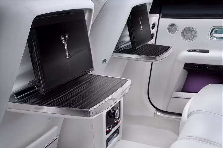 Alex Innes cũng lấy Phantom và Ghost mới làm dẫn chứng cho việc Rolls-Royce chậm chuyển đổi công nghệ so với các đối thủ cạnh tranh.
