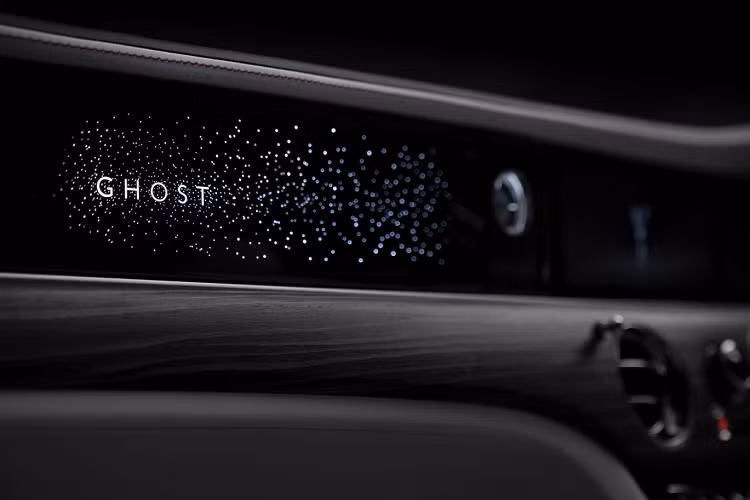 “Rolls-Royce luôn là hãng chậm ứng dụng công nghệ mới, và điều này có lý do của nó. Với chúng tôi, công nghệ chỉ là làm sâu sắc thêm trải nghiệm mà khách hàng kỳ vọng từ một chiếc Rolls-Royce siêu sang”, Alex Innes, trưởng nhóm thiết kế Alex Innes của Coachbuild nói với tờ Autocar.