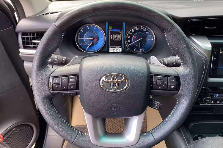 Trên thực tế, Toyota Fortuner 2021 phiên bản máy dầu 1 cầu số tự động (2.4AT 4x2) thường được số đông lựa chọn vì có giá bán dễ tiếp cận, động cơ dầu 2.4L bền bỉ, tiết kiệm và có tính kinh tế cao thích hợp để phục vụ cho nhu cầu sử dụng chạy dịch vụ. So với phiên bản máy xăng 2.7L cấu hình 1 cầu số tự động, phiên bản máy dầu có giá rẻ hơn khoảng 40 triệu đồng.