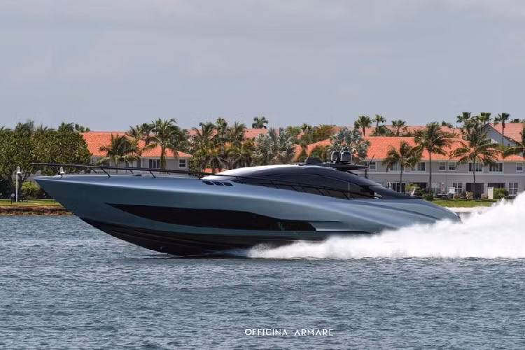 Với những chi tiết thiết kế ấn tượng và nguồn cảm hứng từ siêu xe như thế, A88 Gransport đang được tôn vinh là “Lamborghini Huracan Evo trên biển” bởi giới chuyên gia du thuyền. Đây là một nhận định khá hợp lý khi thực tế là trước đây Officina Armare đã từng cho đời một chiếc thuyền tốc độ cao lấy cảm hứng từ Lamborghini.