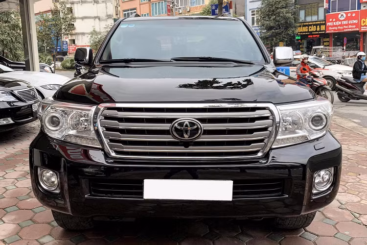 Hiện tại trên thị trường xe cũ, rất khó để bắt gặp một chiếc Toyota Land Cruiser 200 Series bản máy dầu được rao bán dưới dạng xe đã qua sử dụng. Vì đa số Land Cruiser máy dầu thế hệ 200 Series ra đời từ năm 2008 cho đến nay được các chủ nhân giữ lại, hoặc được người yêu Land Cruiser săn lùng. Không giống các phiên bản máy xăng, phiên bản máy đầu của Land Cruiser được người dùng yêu thích bởi tính kinh tế cao.