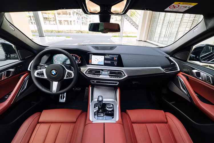 Đặc biệt, cụm đèn trước của BMW X6 xDrive40i M Sport là đèn công nghệ BMW Laserlight với tầm chiếu xa lên tới 500 m, tích hợp chức năng tự động tắt/mở khéo léo từng vùng ánh sáng đèn pha nhờ camera theo dõi phương tiện phía trước. Tổng thể ngoại thất chiếc crossover nổi bật hơn với nhiều phụ kiện trang trí của M Sport, đi kèm với “dàn chân” sử dụng mâm hợp kim kích thước lên đến 20 inch.