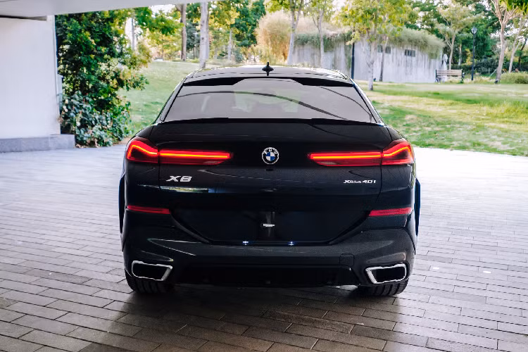 Lần đầu tiên, mẫu xe SUV BMW X6 trang bị lưới tản nhiệt phát sáng Iconic Glow giúp tăng sự độc đáo của thiết kế ngoại thất. Tính năng phát sáng sẽ tự động kích hoạt khi đóng hoặc mở cửa xe, song người lái cũng có thể chủ động tắt/mở chức năng này.