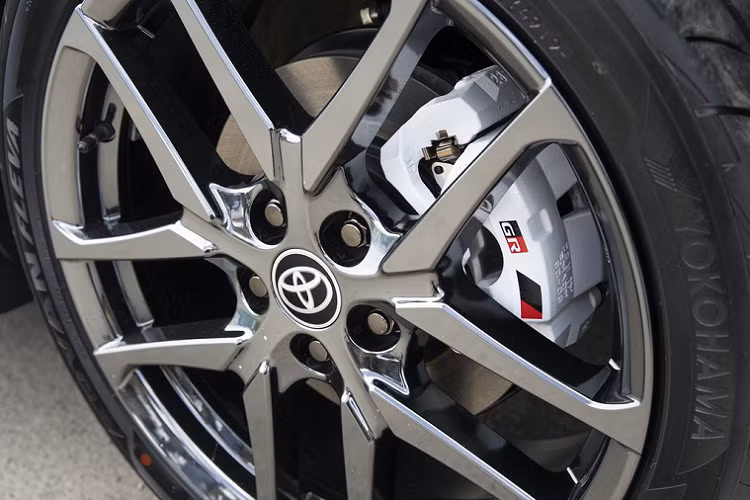Toyota CH-R GR Sport 2021 mới sẽ được trang bị bộ mâm hợp kim 19 inch 5 chấu chữ Y, bọc bởi bộ lốp 225/45. Nhờ hệ thống treo thể thao mới, chiếc SUV hạ thấp 15 mm, tăng tính khí động học. Chiếc xe được nâng cấp thanh chống lật, thanh giằng trung tâm để tăng độ ổn định.