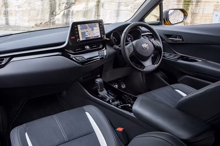 Ca-bin của CH-R GR Sport được bọc da màu đen đi kèm các họa tiết màu xám đậm, đen bóng và huy hiệu GR. Các trang bị tiêu chuẩn của phiên bản thể thao này gồm đèn LED trước sau, keyless entry, đề nổ bằng nút bấm, điều hòa 2 vùng, kính tự động chống chói, màn hình giải trí 8 inch cảm ứng và dàn âm thanh 6 loa.