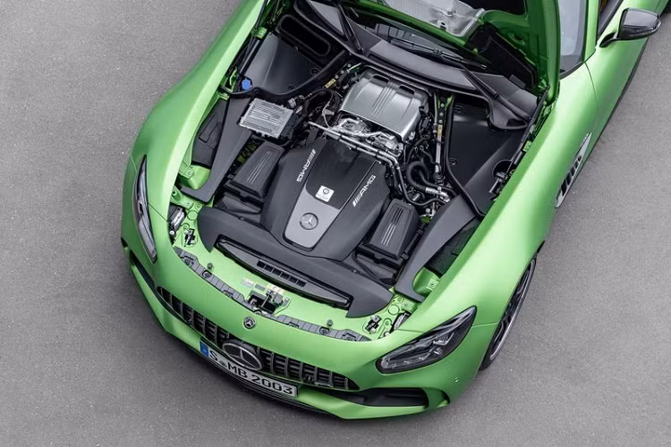 Công nghệ xe đua: AMG GT R sở hữu hệ thống điều khiển lực kéo 9 cấp độ AMG TRACTION CONTROL hoàn toàn mới, giúp người lái điều chỉnh cho phù hợp với độ bám mặt đường thông qua một núm xoay ngay bệ trung tâm. Xe còn sở hữu hệ thống lái bánh sau thông minh, tăng sự linh hoạt khi vào cua, cũng như sự ổn định vượt trội với trục sau mở rộng ra 2 bên.