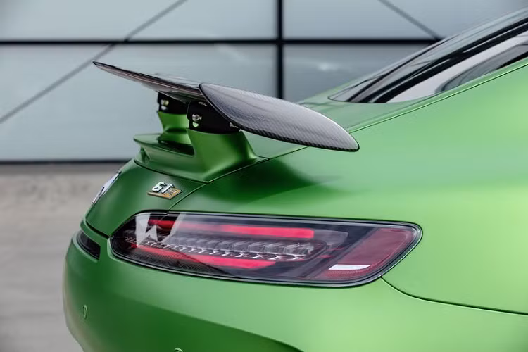 Ở bên trong, các ghế ngồi của AMG GT R là loại siêu nhẹ, bọc da Nappa đẹp mắt. Tay lái thể thao AMG được bọc sợi cao cấp DINAMICA với nút điều khiển cảm ứng và cụm điều khiển chế độ lái AMG. Dù là một mẫu xe hiệu năng cao đầu bảng nhưng AMG GT R vẫn sở hữu nhiều trang bị tiện nghi đắt giá như dàn âm thanh Burmester® cao cấp 10 loa, công suất 640W, hệ thống giải trí COMAND Online với màn hình 10.25-inch hay kết nối Apple Carplay/Android Auto.