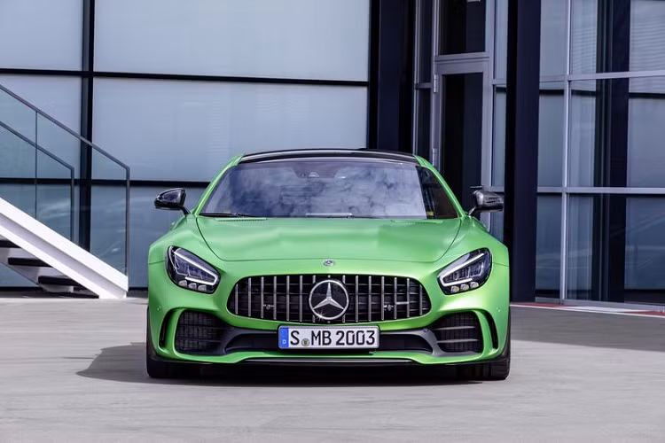 Đáng chú ý, AMG đã thiết kế một cánh chia gió chủ động bằng sợi carbon phía dưới cản trước. Khi xe ở chế độ Race, cánh gió sẽ hạ góc nghiêng xuống thêm 40 mm ở tốc độ trên 80 km/h, giúp tăng lực nén 40 kg khi xe đạt tốc độ 250 km/h. Giá xe Mercedes-AMG GT R mới bán ra chính hãng tại Việt Nam là 11,59 tỷ đồng.