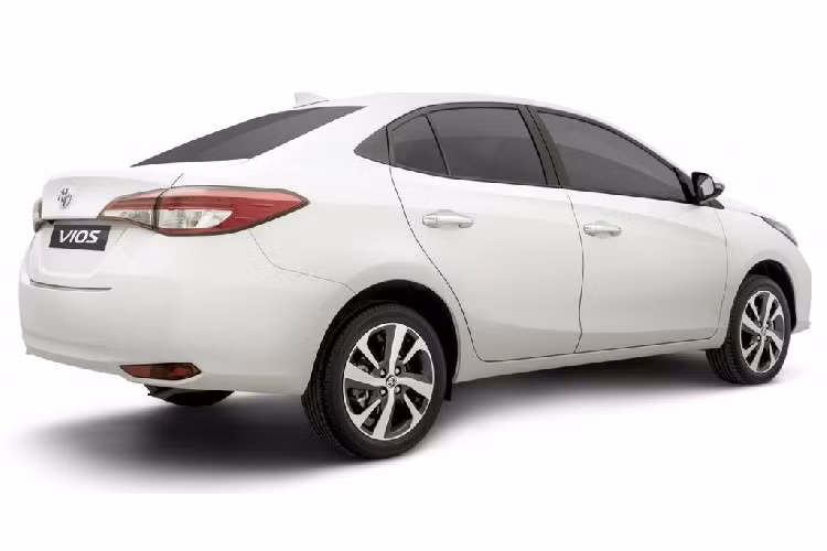 Về truyền động, Toyota Vios 2021 dành cho thị trường Việt Nam dự kiến tiếp tục sử dụng động cơ như bản hiện tại, loại 4 xy-lanh 1.5L với công suất 107 mã lực/140 Nm mô-men xoắn. Đi kèm với đó là trang bị hộp số tự động CVT hoặc số sàn. Mức giá xe Toyota Vios 2021 tại Việt Nam hiện chưa được công bố cụ thể.