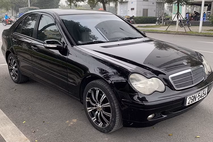 Phiên bản của mẫu xe sang Mercedes-Benz C 180 2020 vừa được thương hiệu ngôi sao 3 bánh cho ra mắt thị trường Việt Nam để thay thế cho bản C 200 trước đây. Đặc biệt giá phiên bản mới là 1,399 tỷ đồng, tương đương với giá của Toyota Camry 2020 (1,029 và 1,235 tỷ đồng).