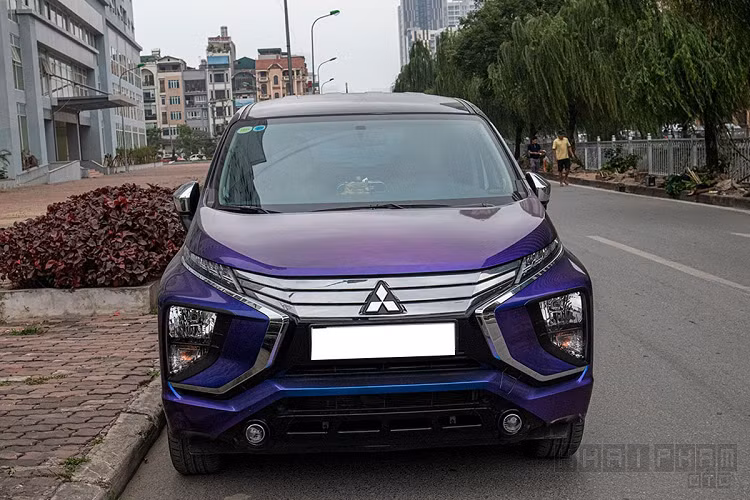 Theo đó, chủ nhân chiếc xe hơi mới Mitsubishi Xpander đã tạo cho chiếc xe của mình sự đặc biệt không giống ai bằng "lớp áo" đổi màu theo từng góc nhìn. Màu độc đáo này được phối trộn giữa màu Tím và Xanh nước biển khá lạ mắt trên xe hơi, còn kiểu màu này không quá xa lạ với người Việt khi đã từng được phối màu vào quần áo hay cà vạt.