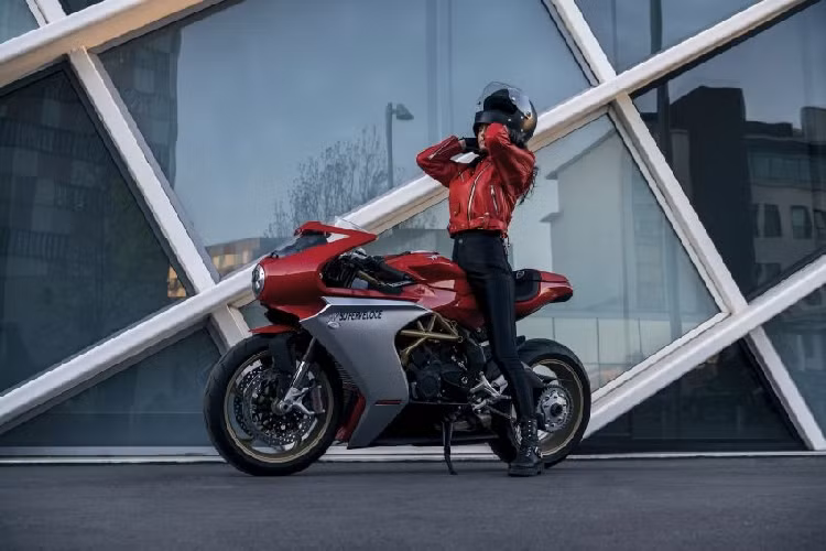 Theo truyền thống của hãng, mẫu Superveloce Ottecento có tùy chọn màu Đỏ Bạc đặc trưng, tùy chọn màu thứ hai là màu Đen nhám.