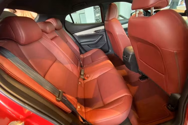 Về thiết kế tổng thể, Mazda3 phiên bản đặc biệt kỷ niệm 100 năm không có sự thay đổi so với phiên bản 2.0L Signature Premium thông thường cả về ngoại thất lẫn nội thất. Sự khác biệt chỉ tới từ một vài chi tiết nhỏ như logo thương hiệu được gắn ở mâm xe, trên tựa đầu ghế trước, bảng điều khiển cùng ốp cánh cửa ốp da màu trắng.