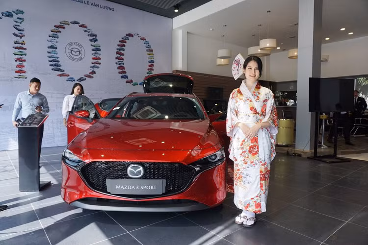 Đáng chú ý, phiên bản này sẽ chỉ được sản xuất với số lượng giới hạn đúng 40 xe trên toàn quốc. Giá xe Mazda3 đặc biệt tại Việt Nam được niêm yết ở mức 869 triệu đồng, tức cao hơn 20 triệu so với giá niêm yết của Mazda3 phiên bản cao nhất hiện nay.