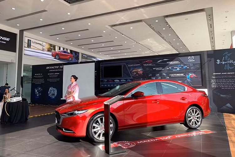 Bên cạnh các thay đổi kể trên, khách hàng mua mẫu Mazda3 phiên bản đặc biệt sẽ nhận được một số ưu đãi từ đại lý bao gồm trải sàn, dụng cụ cứu hộ, dán kính và miễn phí công bảo dưỡng 3 năm với các mốc 1.000 km, 5.000 km và 100.000 km.