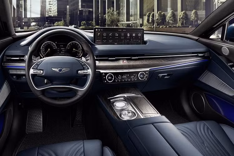 Về thiết kế tổng thể, mẫu xe sang Genesis G80 dễ dàng thu hút sự chú ý của đại đa số người nhìn và đặc biệt là đối tượng khách hàng trẻ tuổi. Xe sở hữu phong cách thiết kế khá bắt mắt, nổi bật và mang hơi hướng năng động, hiện đại.