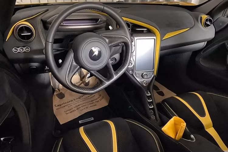 Điểm khác biệt dễ nhận ra nhất giữa McLaren 720S Spider với bản Coupe chính là việc phần mui xếp cứng bằng sợi carbon của siêu xe này chỉ mất thời gian 11 giây để thực hiện thao tác đóng hoặc mở mui xe. Phần mui xếp cứng của siêu xe McLaren 720S Spider vẫn hoạt động tốt ngay cả khi xe lăn bánh, tuy nhiên, hãng McLaren yêu cầu khách hàng phải đảm bảo tốc độ của xe dưới 50 km/h.