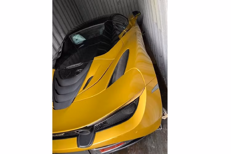 Bên trong khoang lái của siêu xe mui trần McLaren 720S Spider màu vàng Aztec Gold Elite độc nhất vô nhị tại Việt Nam có nội thất bọc da và carbon, ghế ngồi bằng da alcantara đi kèm sọc màu vàng tông xuyệt tông với ngoại thất của siêu xe mui trần này. 