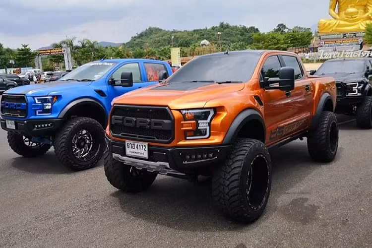 Tuy nhiên, các tay chơi Thái Lan vẫn chưa hài lòng với phong cách hầm hố của Ranger Raptor nên họ đã quyết định độ phong cách F-150 Raptor cho tất cả các phiên bản của dòng Ford Ranger, thậm chí là dòng SUV 7 chỗ Ford Everest để tạo ra những chiếc “Everest Raptor”. Trước đó, Ford Úc – đội ngũ phát triển Ranger Raptor đã hé lộ kế hoạch phát triển Everest Raptor nhưng đến nay kế hoạch vẫn đang nằm trên giấy.