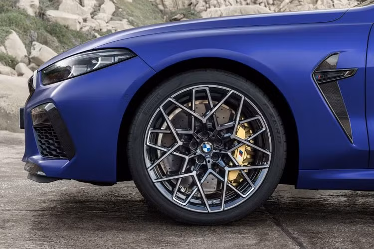 Vốn sở hữu hệ dẫn động với thiên hướng cầu sau nhưng với chế độ 4WD Sport, động cơ sẽ được thiết lập để truyển tải nhiều hơn nữa lượng mô-men xoắn xuống 2 bánh sau. Bên cạnh đó, chiếc coupe còn có chế độ dẫn động RWD với thiết lập tắt hệ thống kiểm soát lực kéo DSC. Ngoài ra, xe được trang bị bộ vi sai Active M phía sau.