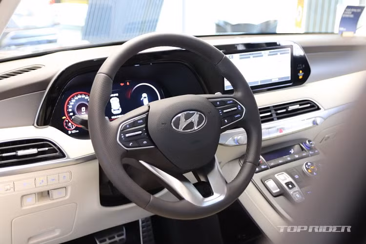 Hyundai Palisade VIP 2021 vốn được phát triển dựa trên bản Calligraphy cao cấp nhất của dòng SUV này. Theo hãng xe Hàn Quốc, đây là phiên bản đặc biệt với nội thất sang trọng hơn và tập trung vào hệ thống giải trí dành cho hành khách phía sau.